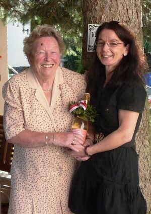 Genossin Irmgard Nagl mit Stadtverbandsvorsitzender Anja König