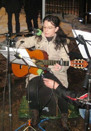 Stadtverbandsvorsitzende Anja König singt bei Mahnwache AKW Isar 1 am 6.Dezember 2010